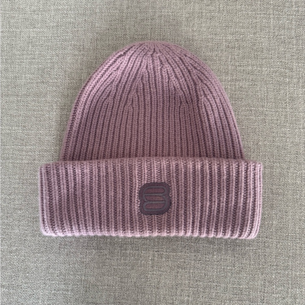 Aritzia super puff knit beanie